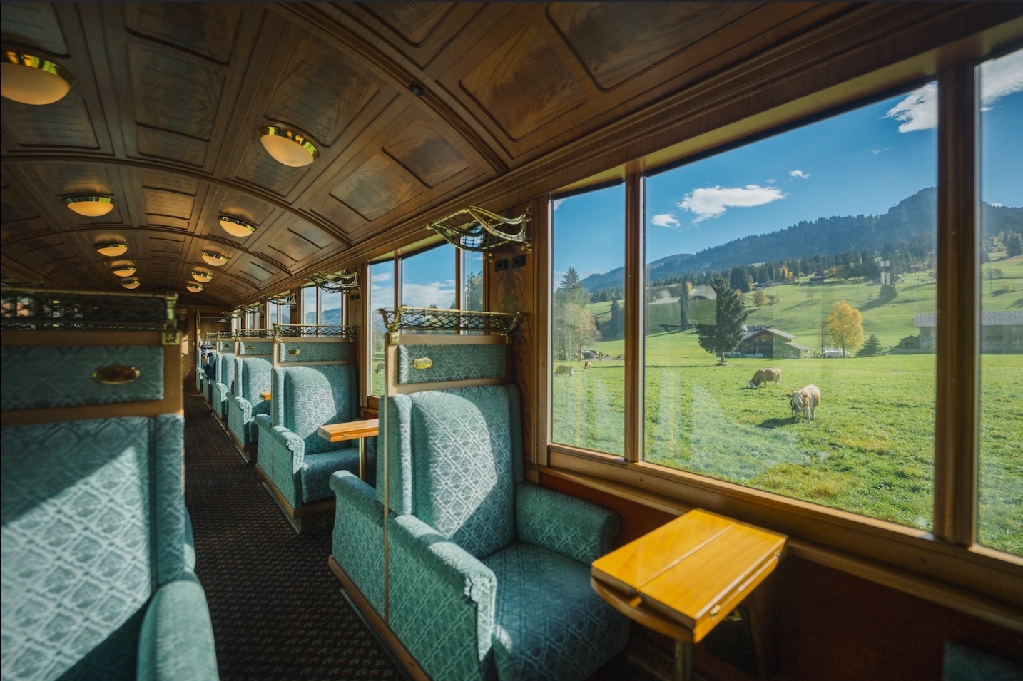 Intérieur d'un train Belle Époque suisse